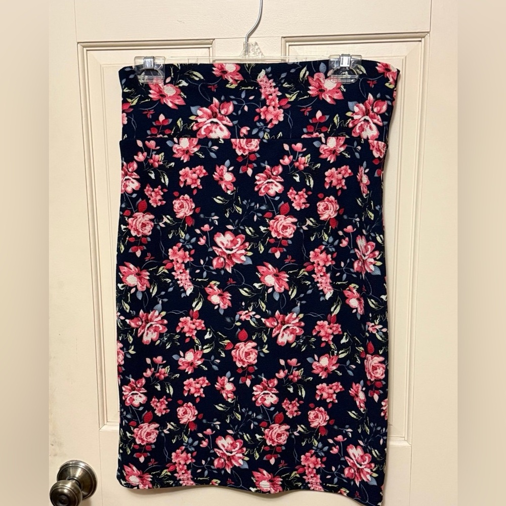 NWOT Agnes & Dora pencil skirt size L black gray pink roses floral straight